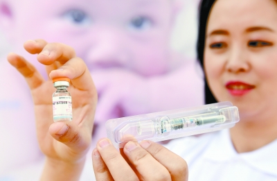 3月18日，中国医学科学院医学生物学研究所的工作人员在昆明展示全球首个肠道病毒71型灭活疫苗（人二倍体细胞）。