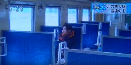 在NHK的节目中，只有原田华奈一个人坐在车厢里。