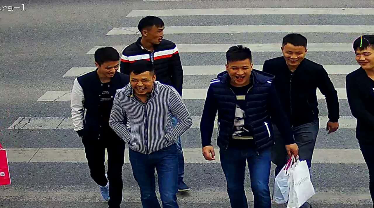 违章被抓拍当场上大屏幕，深圳坪山新区治理行人违章来真的