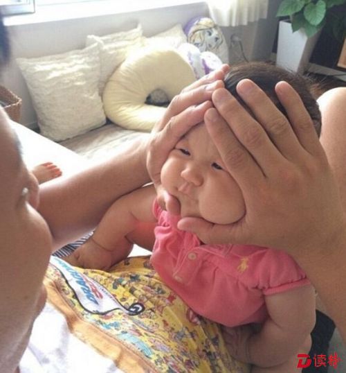 　“饭团宝贝”是指大人用双手抱住婴儿或儿童的脸，做出挤三角饭团的样子。这时候孩子会出现非常有意思的表情，或“变丑”，或“痛苦”，然而每个都极其可爱。