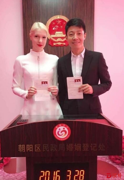 撒贝宁与外籍女友领证结婚 爆民政局甜蜜合影