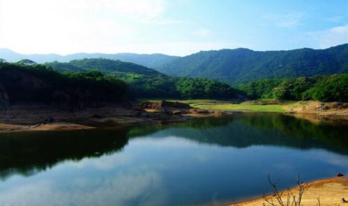 <p>碧空连天，山水相映，马峦山群中，感受大自然的奇妙与力量。</p>