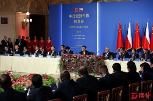 习近平同捷克总统共同出席中捷经贸合作圆桌会