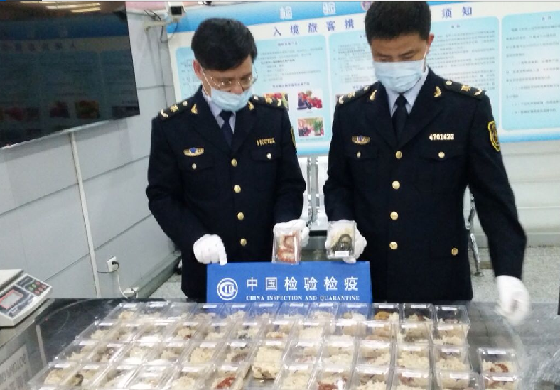胆子可真大！行李箱内藏了64条活蛇