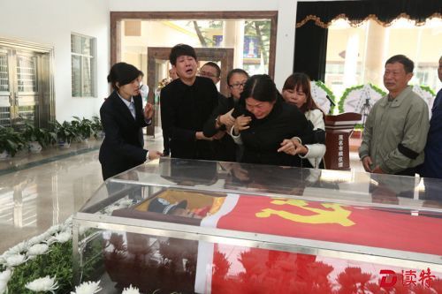 200多个电信诈骗分子落网了，民警朱伯致却倒在了办公室 