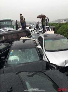 沪宁高速江苏常州段连环车祸，30多辆车相撞，2人死亡
