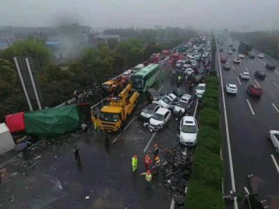 沪宁高速事故原因确定 行车记录仪记下多车连撞瞬间 