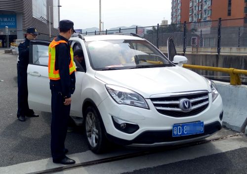 异地网约车怕被查，急刹车赶乘客下车！深圳3天查了65宗非法营运