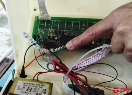 市场执法人员在清查海鲜街用计算机摇控电子秤的骗秤行为