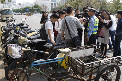 6日上午,深圳交警禁摩限電行動引