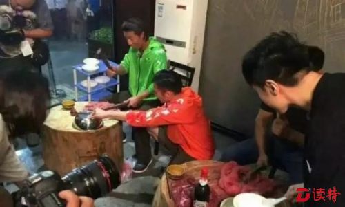 谢霆锋等人在汕头体验手打牛肉丸（视频截图）