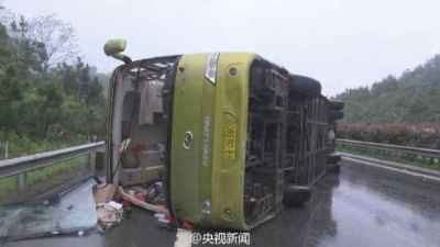 江西赣州境内一客车侧翻 已致5死7伤