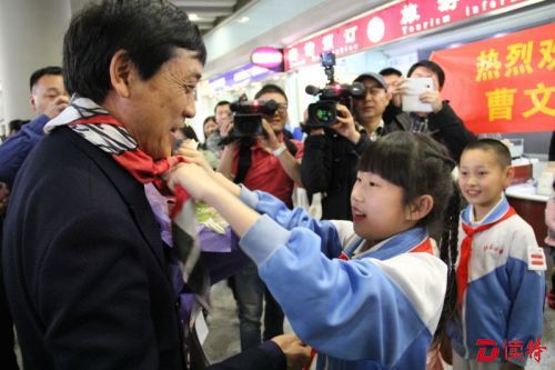 中国“安徒生”曹文轩载誉归国：作家离开写作什么都不是