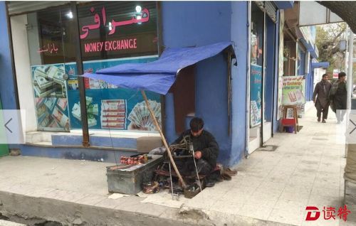 在阿富汗喀布尔市区，市民正常工作。　