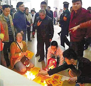 还记得逼医生下跪烧纸的“医闹”吗？闹事10人已被逮捕
