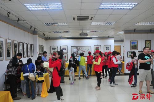 市民参观工艺精品展