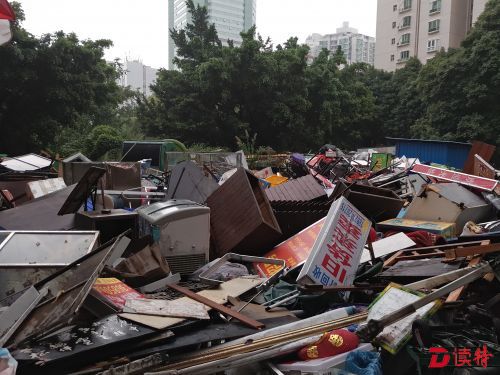 空地里大量的废品