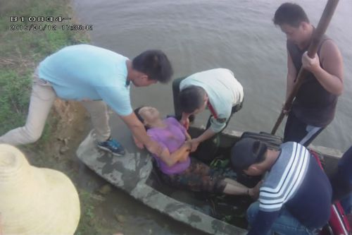 奇迹！湛江女子江边洗衣服落水 边防官兵沿江苦寻救回生命