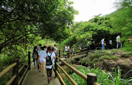 队员们在美丽的马峦山上穿行，感受地球美好