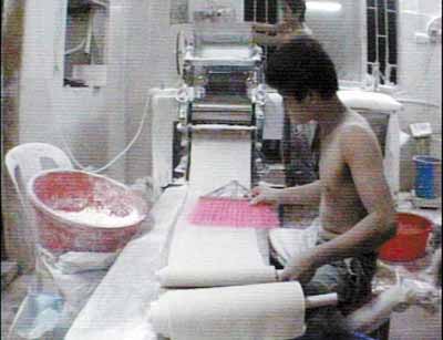 坪山一无门牌废弃民房内，一群人在干什么？原来在加工黑食品