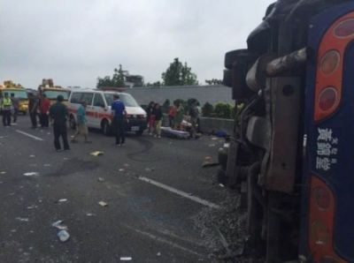 台湾一载有大陆游客的游览车翻车 司机身亡26人受伤 