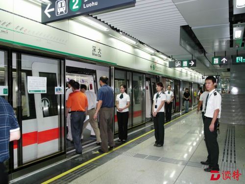 地铁1号线有人“砍人”引发恐慌？地铁方面称是设备故障“清客”