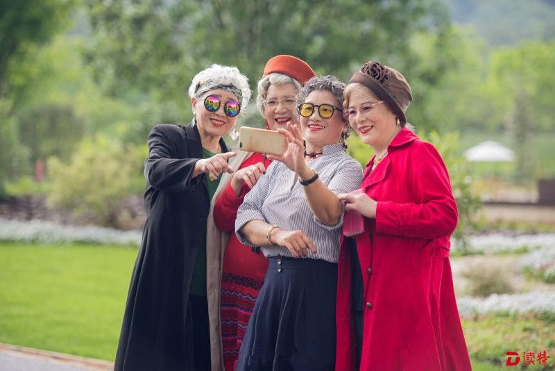 八旬"花样奶奶"红唇墨镜拍春游照 堪比明星
