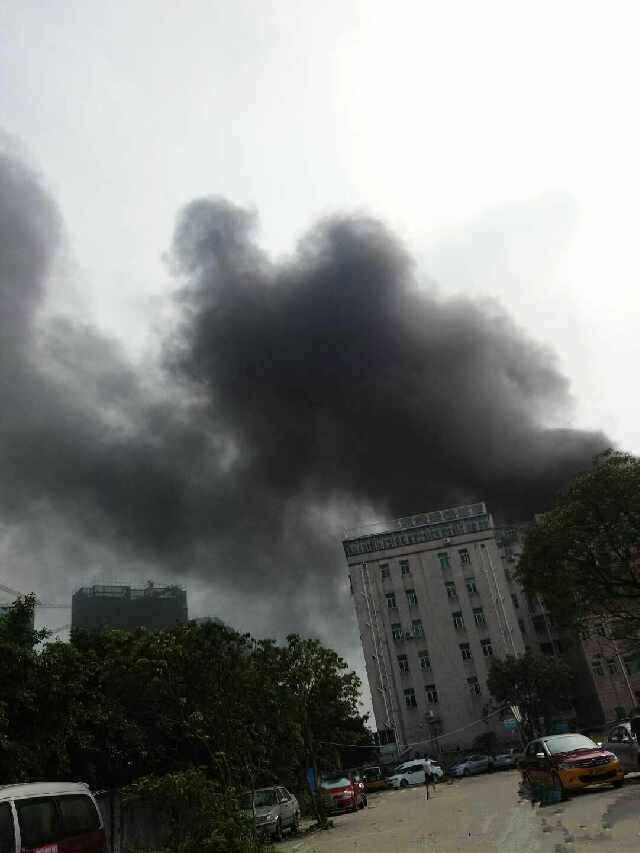 龙岗一物流仓库起大火！15辆消防车出动灭火，幸无人员伤亡