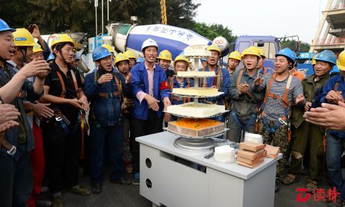 买蛋糕、水果为一线工人庆祝生日