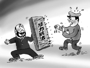 出租屋里卖淫女和嫖客被抓，冲来10多名大汉拿钢管殴打巡防员……