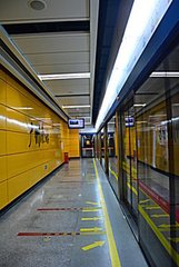 广州南站一男子跳轨爬车遭电击身亡