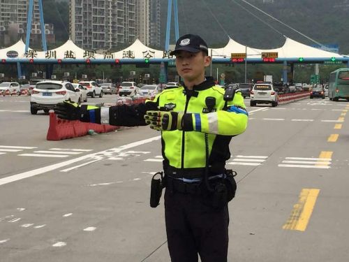 5月1日前往东部机动车超5万 交警首次出动无人机巡逻