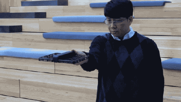 这款自拍无人机能悬浮能漂移 还能折叠揣进裤兜2
