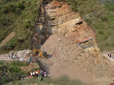 福建三明在建工地发生山体滑坡 约30名工人被埋