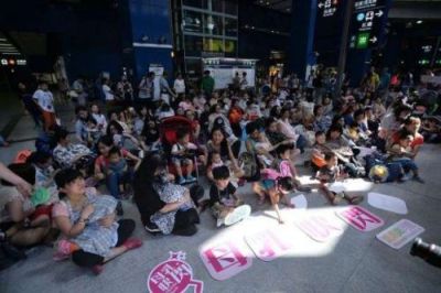 80位香港妈妈，抱着孩子在火车站做了一件事……