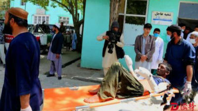 阿富汗两辆大巴车与油罐车相撞 已造成73人死亡