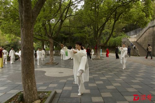 女子晨练突然倒地心脏骤停 路过医生跪地抢救夺回生命