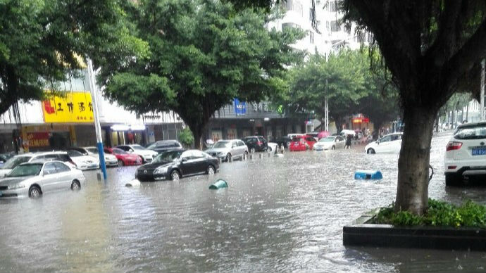 强降雨造成深圳50多处积水内涝1处河堤坍塌