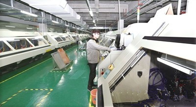 江苏博敏电子有限公司正在生产电路板。