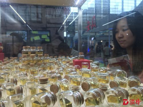 字在展区的文创产品吸引市民驻足01