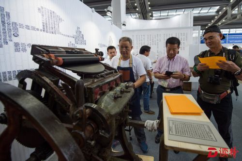精通活字印刷的师父带着机器现身文博会现场