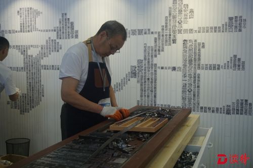 精通活字印刷的师傅在文博会现场“排版”