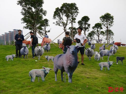 嘉宾在青年艺术家廖振宇作品《牛羊群》中穿梭