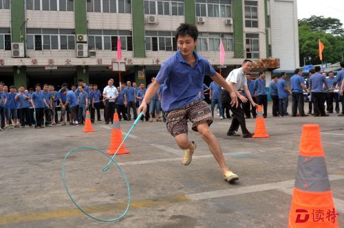 深圳巴士集团公汽分公司好欢乐，司机乘务员玩起滚铁环！