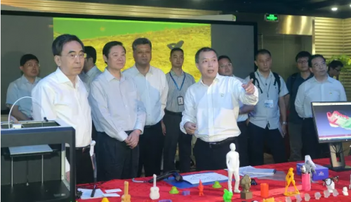 参观完文博会主展馆，刘奇葆一行先后来到易尚展示、光启研究院、柔宇科技考察。