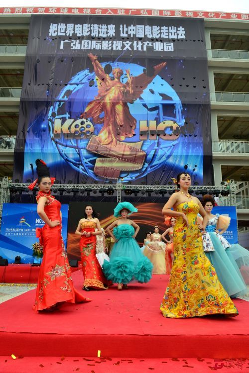 文博会期间，东方神韵时尚大秀在广弘国际影视文化产业园上演。