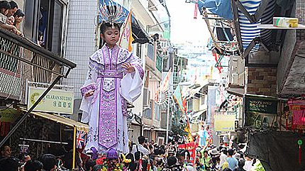 香港长洲太平清醮 上演飘色会景巡游抢包山