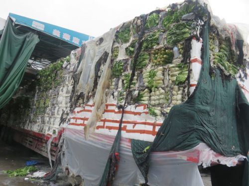 司机无聊玩火找乐  结果烧掉一车15万元蔬菜 