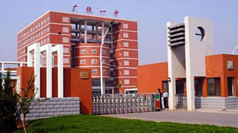 山东一中学教室遭纵火，一名学生被烧死