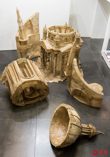 刘韡《爱它，咬它 No.3》，牛皮、木头、钢 尺寸可变 2014